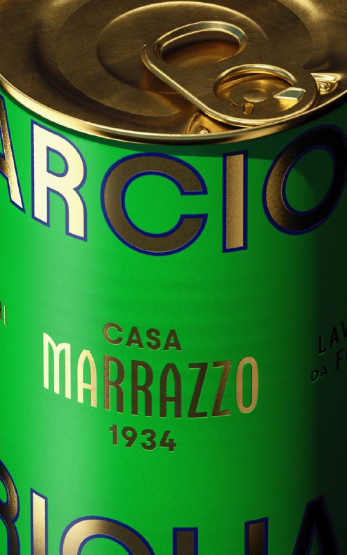 Макро-кадр зелёной банки Casa Marrazzo с видимой крышкой и частью золотой типографики; текстура металла и лака на этикетке подчёркивает качество исполнения упаковки.