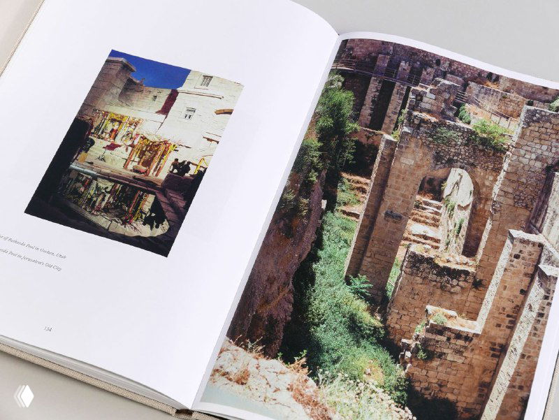 Фотографии городских и руинных пространств в развороте, снимки показывают архитектурные детали и перспективу.