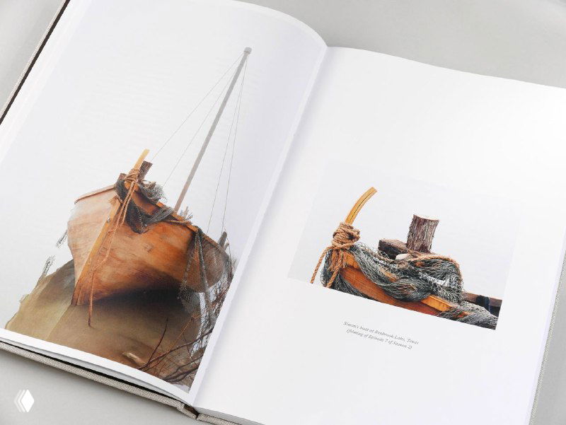 Разворот с фотографиями лодок и деталей судов на светлом фоне, аккуратная минималистичная верстка страниц.