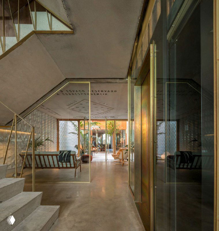 Интерьер португальского отеля Tipografia do Conto: лестница, открытый холл и зеркальные металлические вставки, объединённые рельефной типографикой.