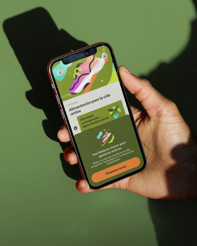 Кадр руки, держащей смартфон с интерфейсом Viva: экран с планом дня и карточками, реальная презентация приложения и акцент на удобстве интерфейса и иллюстрациях.