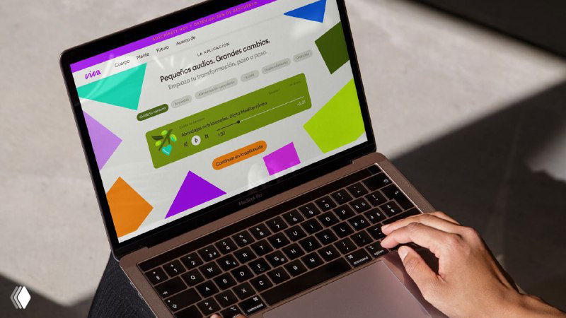 Макет сайта/десктоп-версии Viva на ноутбуке: зелёные и яркие блоки, карточки с контентом и иллюстрациями, демонстрация адаптивной айдентики и типографики на рабочем столе.