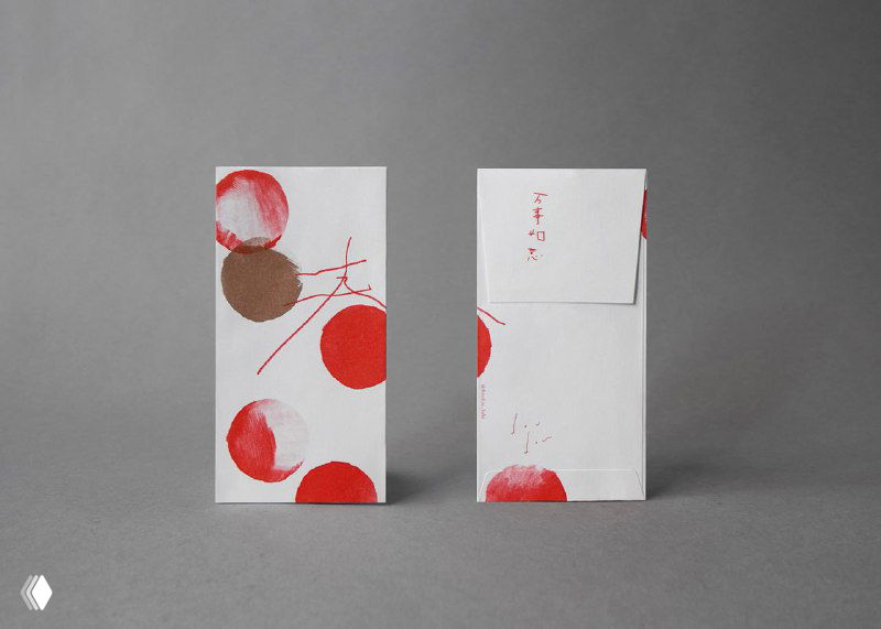 Рекламные карточки и конверты с красными кругами и пятнами, выполненные кистью — рукотворный графический прием в айдентике Dou dou, показанный на бумаге.