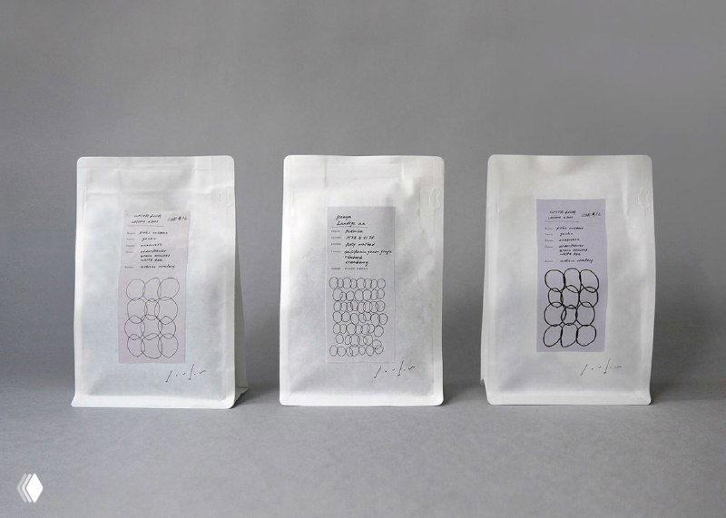 Три белых пакетика с разными вариантами этикеток проекта Dou dou, выстроенные на сером фоне: серия вариантов графики и подписей на упаковке.