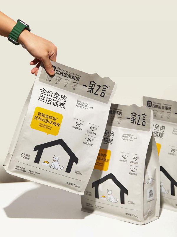 Рука держит упаковку корма Home Cat Food; композиция подчёркивает форму пакета, линейные иллюстрации и минималистичную верстку упаковки