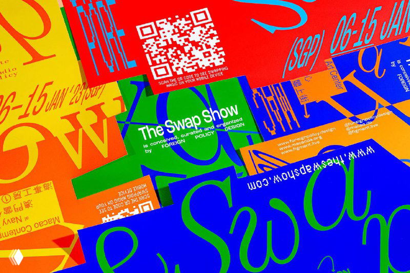 Множество ярких флаеров The Swap Show с QR-кодами и наложенной типографикой, акцент на насыщенные контрастные цвета и динамику композиции.