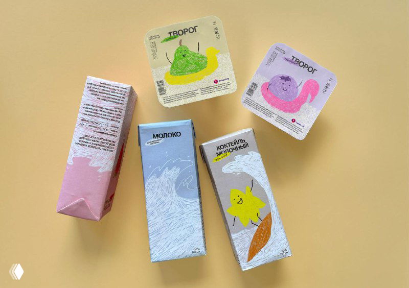 Несколько упаковок и лотков творога на столе: сочетание мягких оттенков, иллюстрации в детском стиле и аккуратная мелкая типографика.