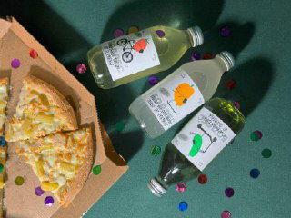 Бутылки напитков и коробка с едой рядом: яркие простые иллюстрации на прозрачных бутылках и праздничная композиция с конфетти.