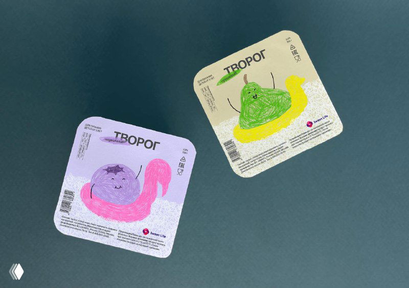 Два лотка творога с большими детскими персонажами-иллюстрациями на крышках: крупные простые рисунки и пастельные цвета.