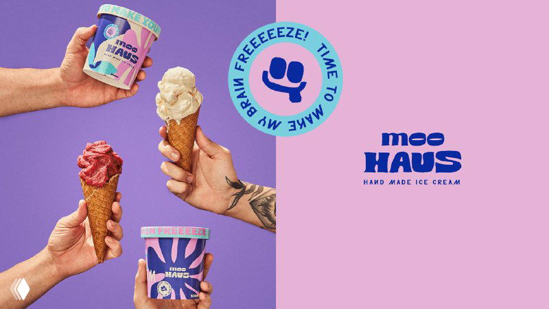 Композиция из банок и рожков с мороженым Moohaus на розово‑фиолетовом фоне: демонстрация продукта в руках и фирменной графики упаковки.