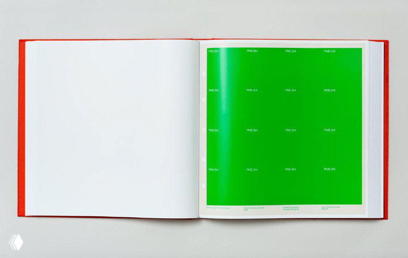 Разворот книги с ярко-зелёным полем и маленькими белыми надписями — пример цветовых и сеточных решений в гайдлайне NYCTA.