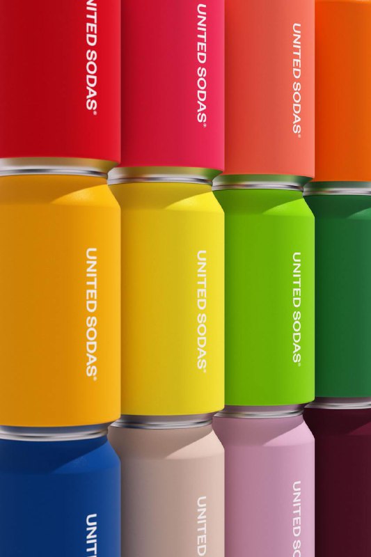 Крупный план банок United Sodas: яркие однотонные заливки и вертикально расположенное название на этикетке — строгая минималистичная упаковка.