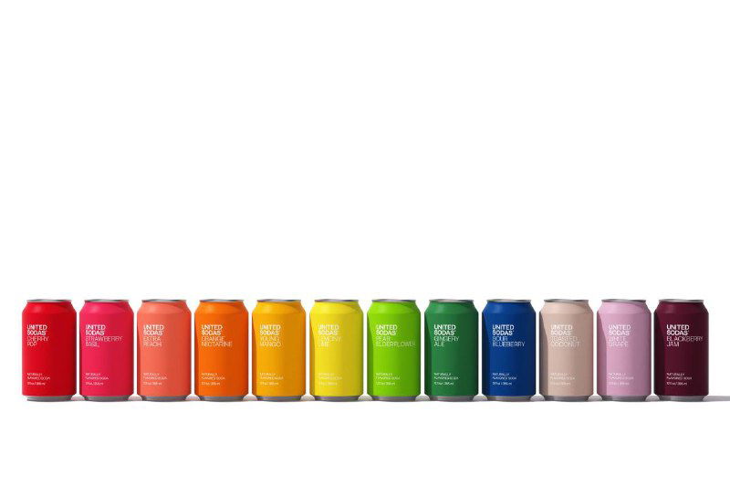 Ряд банок United Sodas на белом фоне, выстроенные по цветовой градации; упаковка без иллюстраций, только однотонные заливки и строгий текст.