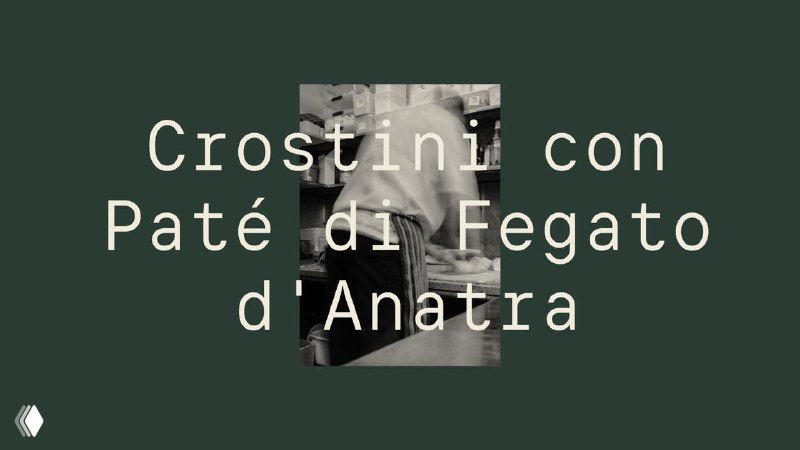 Тайпографический слайд с названием блюда на тёмно‑зелёном фоне в винтажной эстетике — пример фирменной подачи меню и типографической композиции.