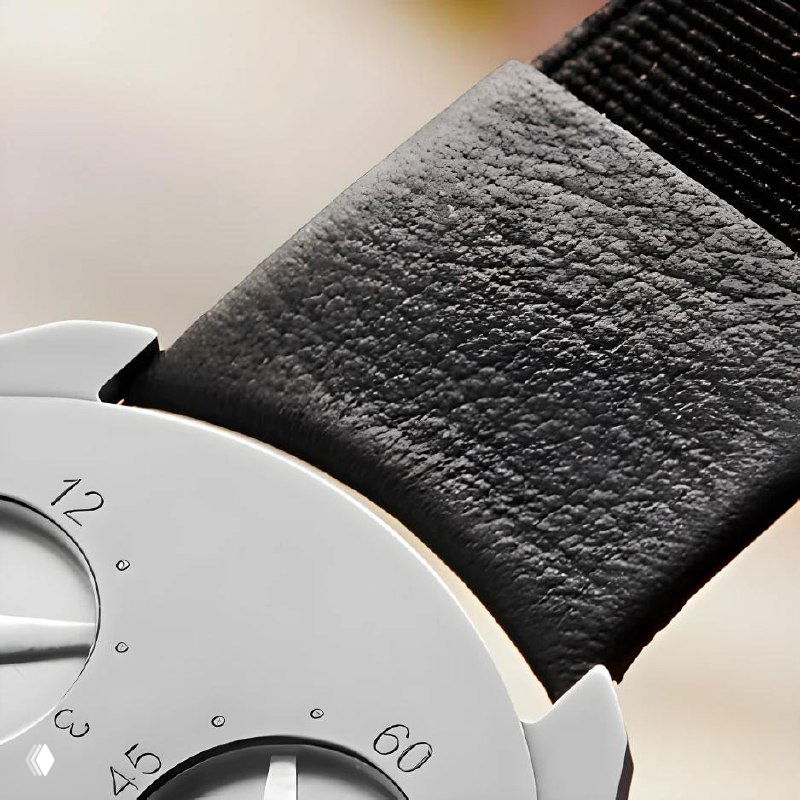 Фрагмент кожаного ремешка и крепления на корпусе часов Thinking крупным планом: фактура кожи и аккуратная шовная отделка у лацкана.