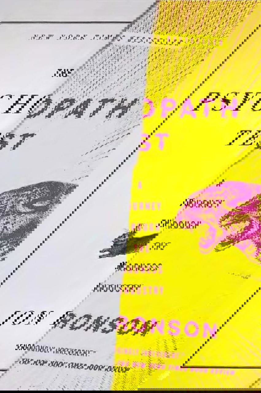 Обложка «The Psychopath Test»: разрезанная композиция желтого и белого полей, животное в иллюстрации и яркая малиновая типографика — контрастный визуальный приём.