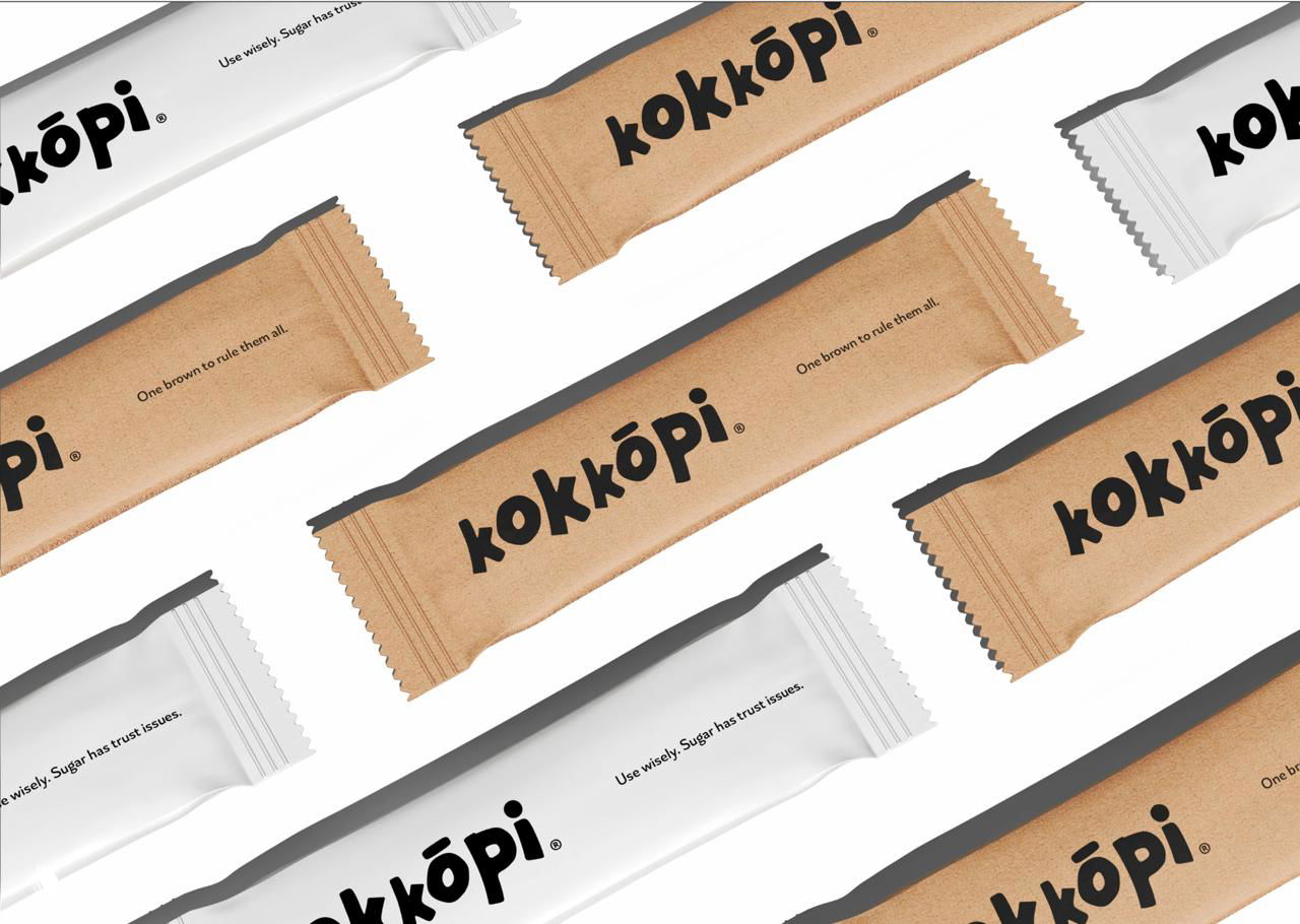 Упаковка с пакетиками сахара Kokkōpi в повторяющейся схеме: крафтовые и белые конверты с логотипом, аккуратная композиция на белом фоне.