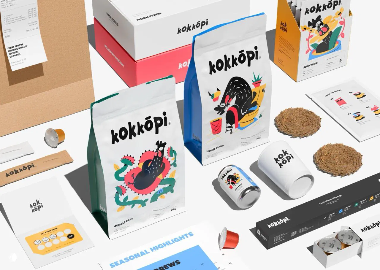 Общий разворот с ассортиментом бренда Kokkōpi: пачки кофе, банки, чашки и фирменные элементы, выстроенные в сетку для презентации айдентики.