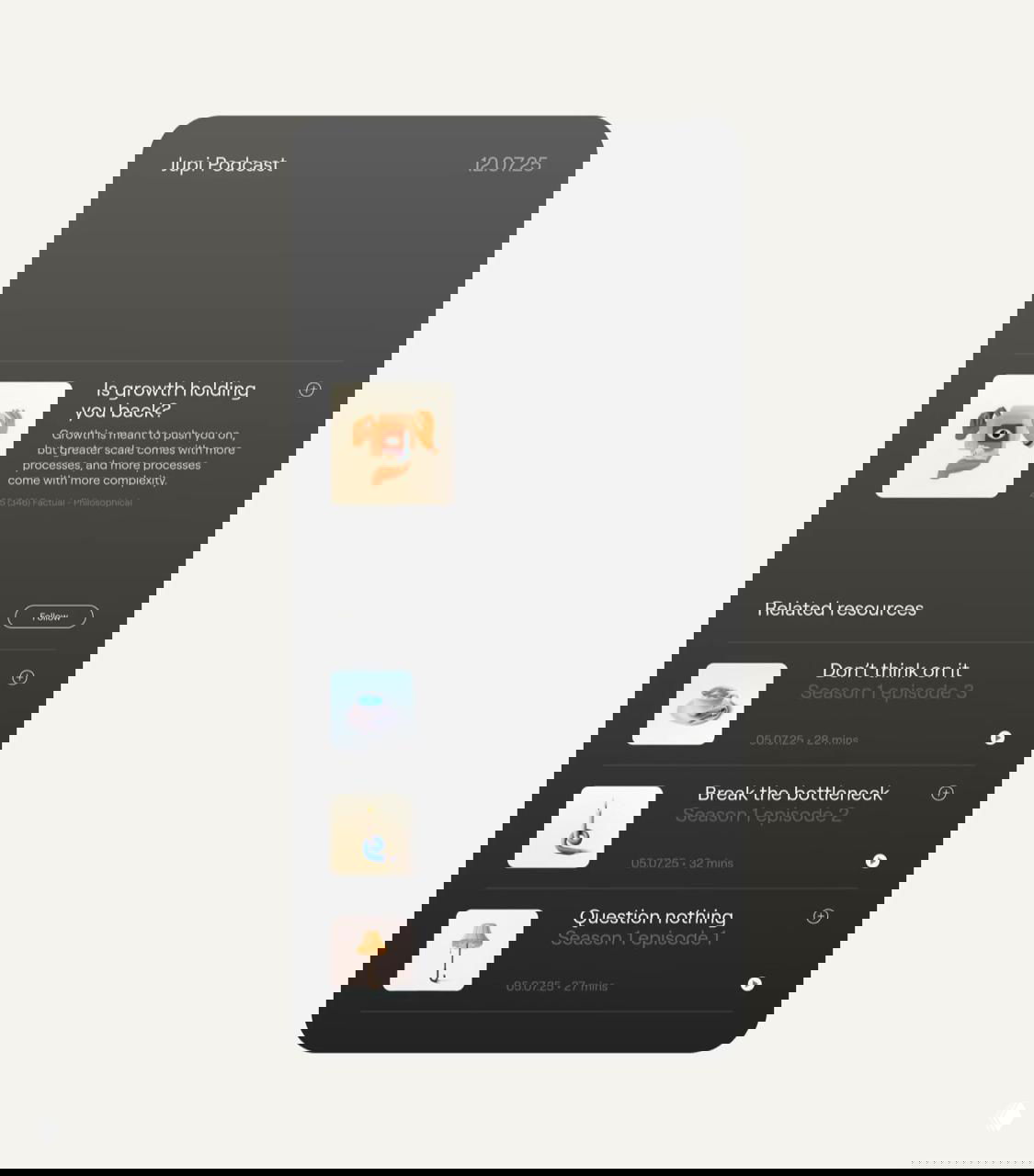 Экран мобильного интерфейса Jupi с подкастами и списком релевантных ресурсов на тёмном фоне, демонстрирующий элементы UI и структуру контента продукта.