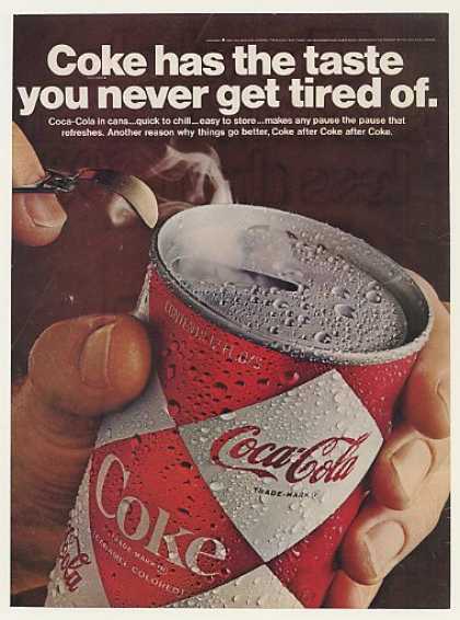Ретро‑реклама Coca‑Cola: крупный план жестяной банки со свежими каплями конденсата, графический винтажный дизайн и слоган 1960‑х годов.