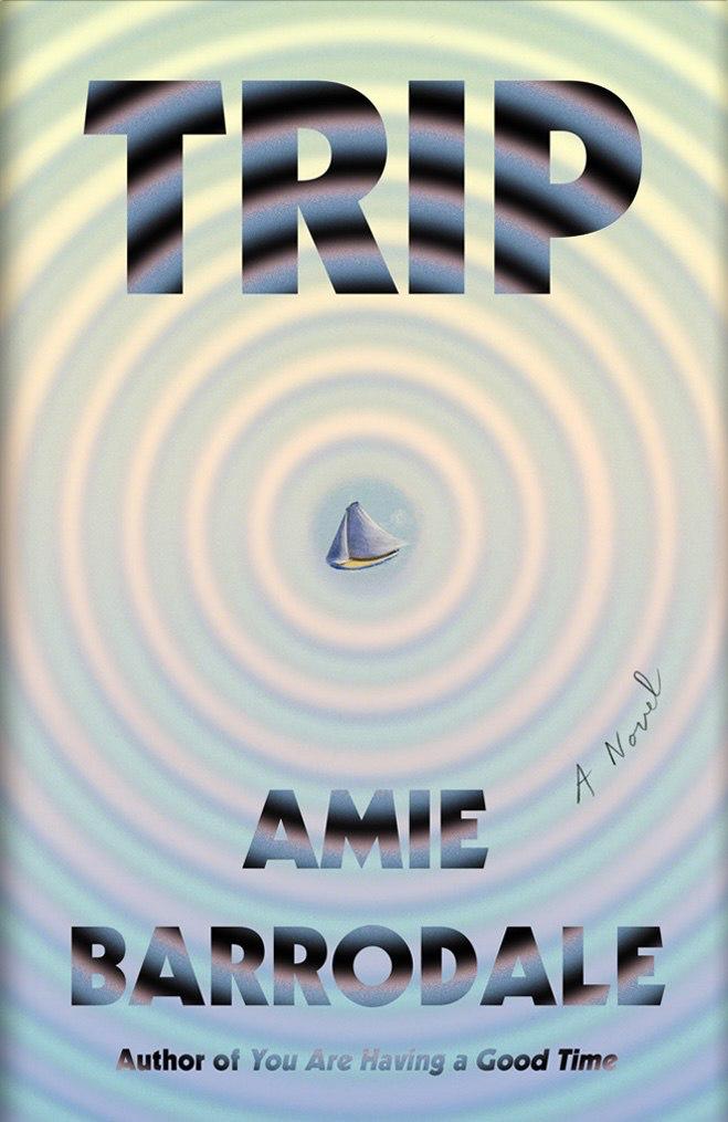 Оп‑арт обложка с концентрическими кольцами и крошечной лодкой в центре: гипнотический рисунок, игра масштаба и ощущение потери пространства и глубины.