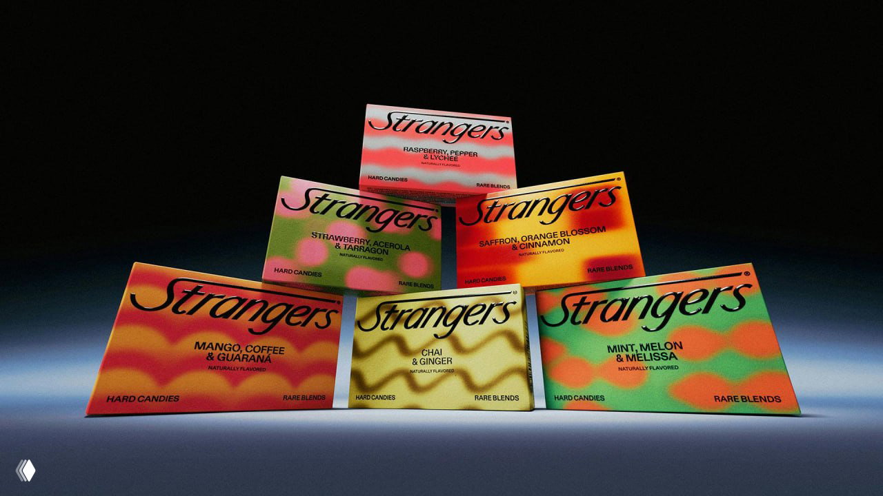 Горизонтальная композиция с несколькими коробками Strangers; волнистые размытые узоры разной палитры и единая типографская сетка.