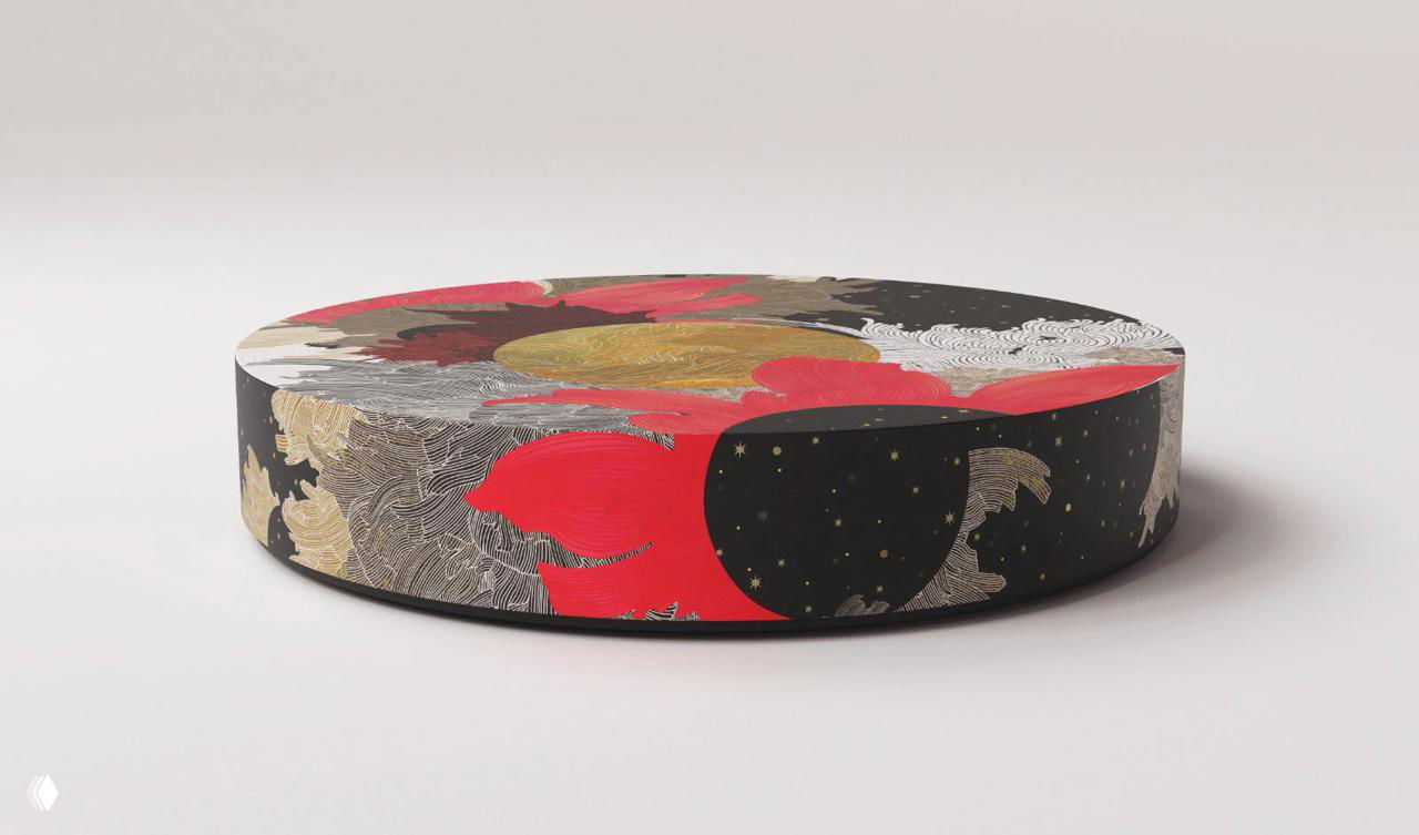 Плоская круглая коробка с украшенной крышкой: декоративный орнамент в чёрно-красно-золотой гамме на светлом фоне, минимальная форма упаковки.