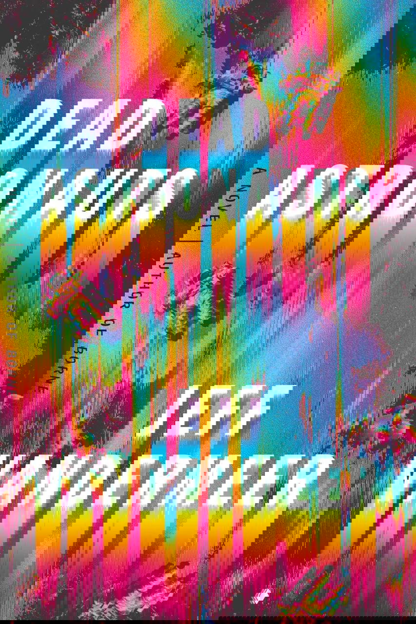 Обложка «Dead Astronauts»: яркая кислотная палитра, вертикальные полосы цвета и силуэты астронавтов — насыщенный глитч-эффект и смелая типографика.