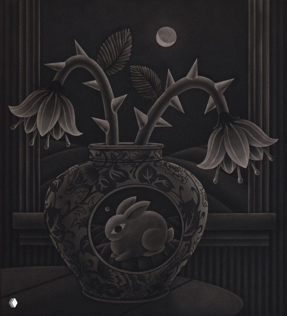 Ваза с шипами и поникшими цветами на темном фоне; композиция подчёркнута мягкими переходами света и тени от аэрографа, создающими сюрреалистическое настроение.