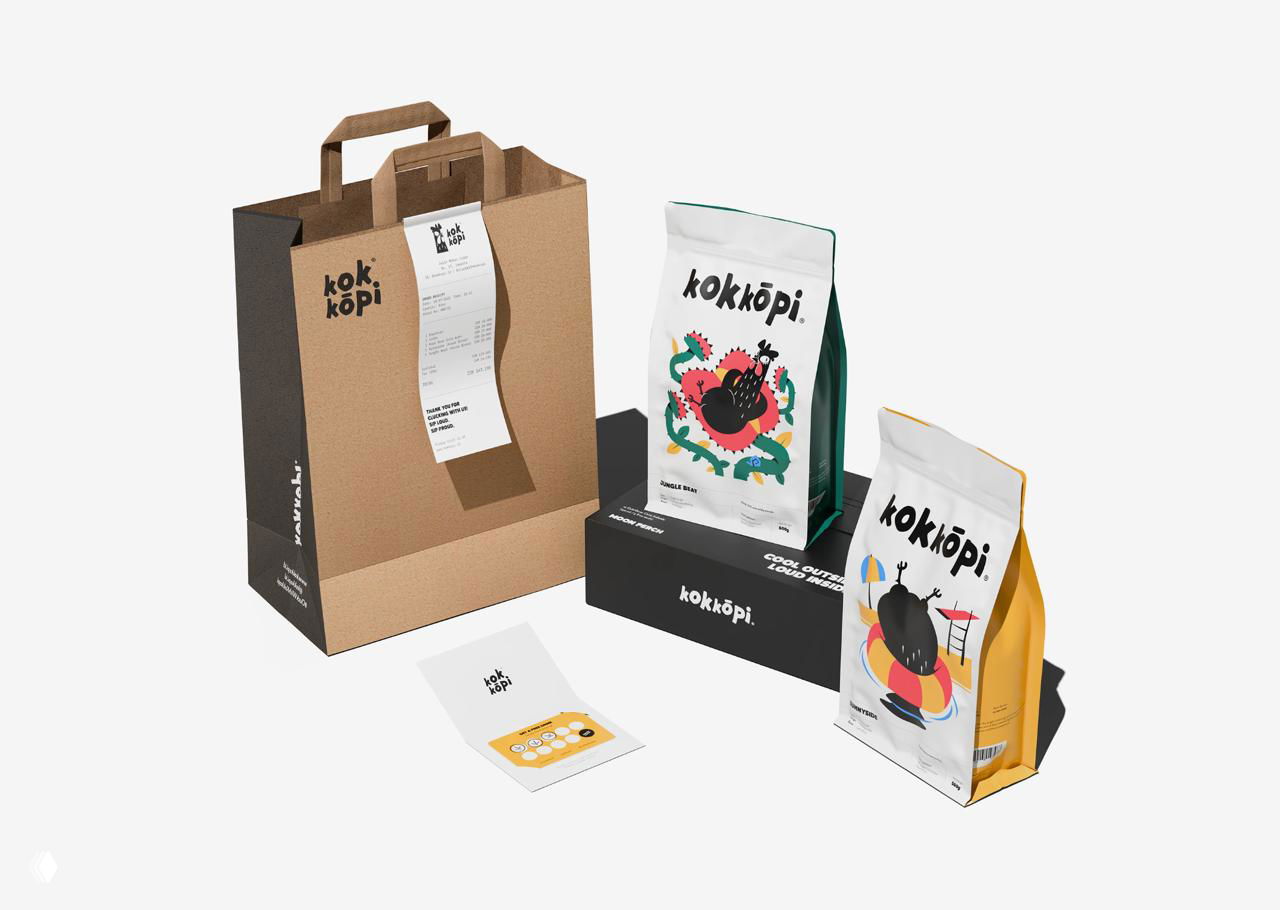 Набор упаковок Kokkōpi: бумажный пакет, коробки и пачки кофе с крупными цветными иллюстрациями маскота и минималистичной типографикой.