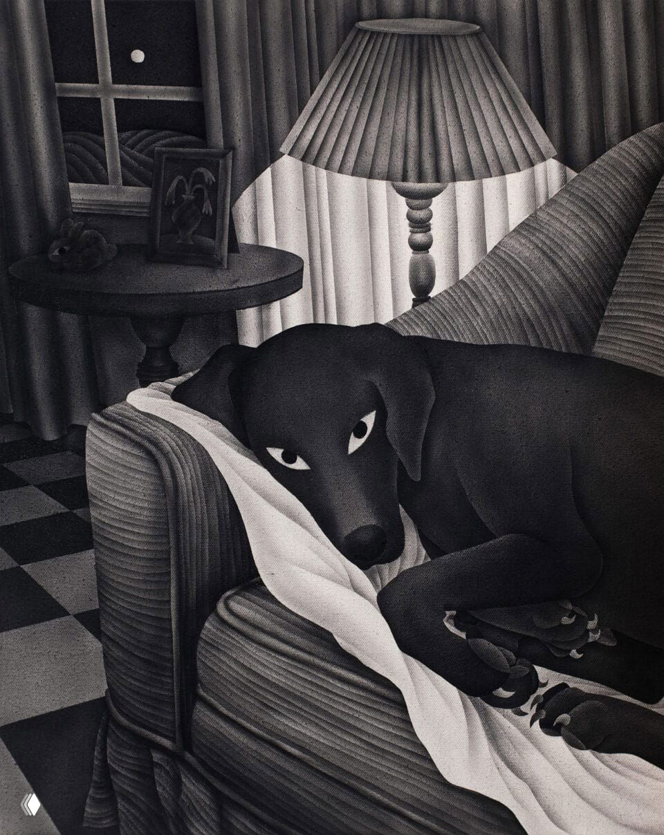 Монохромное изображение крупной собаки, лежащей на диване в затемнённой комнате; лампа и драпировки создают контраст света и глубокие бархатные тени аэрографа на холсте.