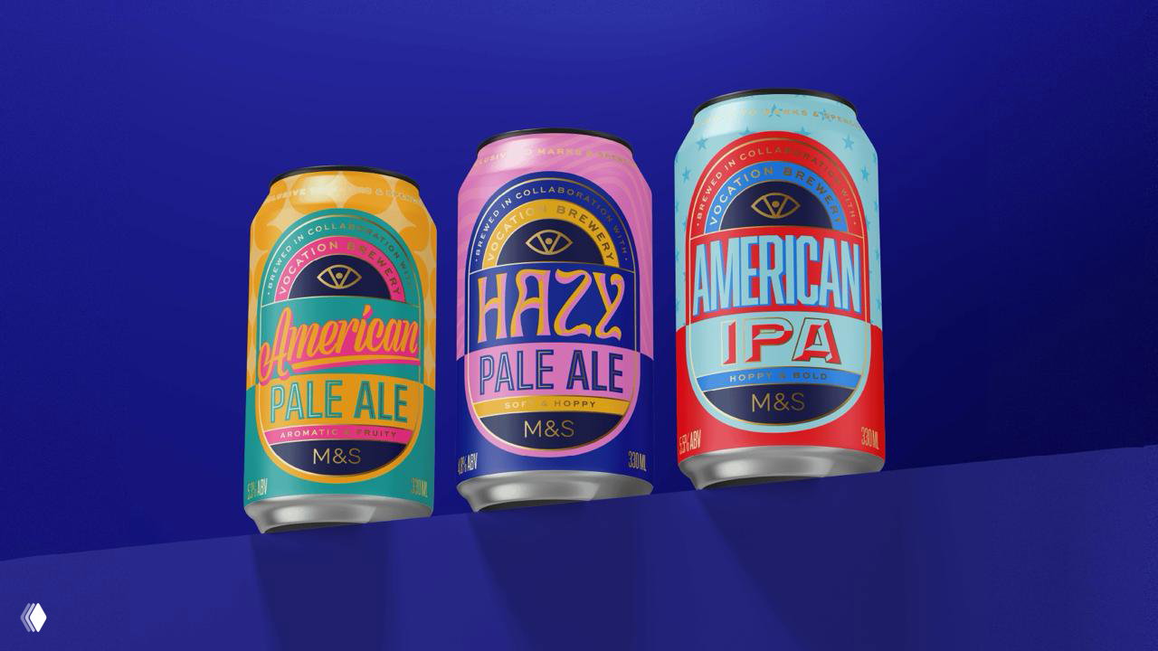 Три яркие банки American Pale Ale, Hazy Pale Ale и American IPA на синем фоне: каждая банка с характерной типографикой и насыщенной цветовой схемой бренда M&S.