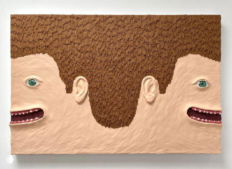 Фактурная пластилиновая панель с гротескно искаженными улыбающимися лицами и зубастыми ртами — ирония и сатира в материальной лепке.