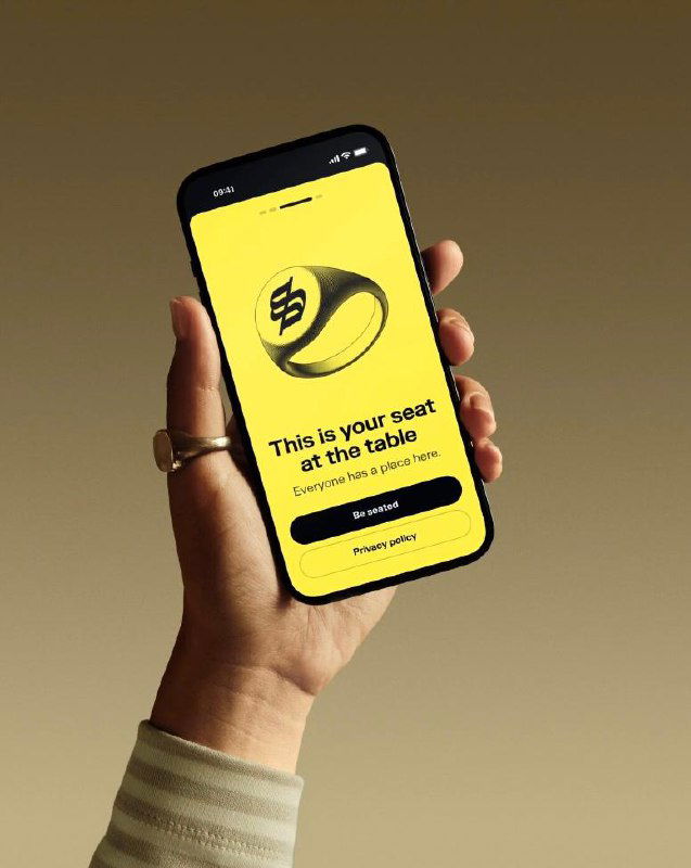 Абстрактный моушен‑стилевой кадр с мобильным интерфейсом Solflare, смещённые пиксельные артефакты и жёлтые акценты в композиции.