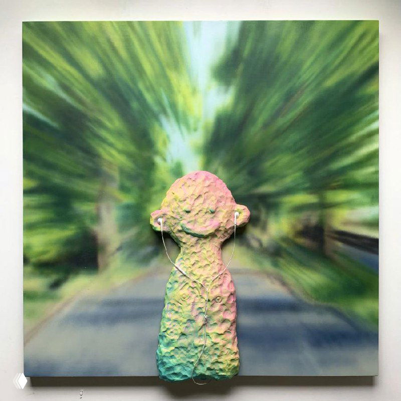 Динамичная пластилиновая композиция: рябой оранжево-красный узор, диагональная светлая полоса и мелкая фактурная лепка по всей площади.