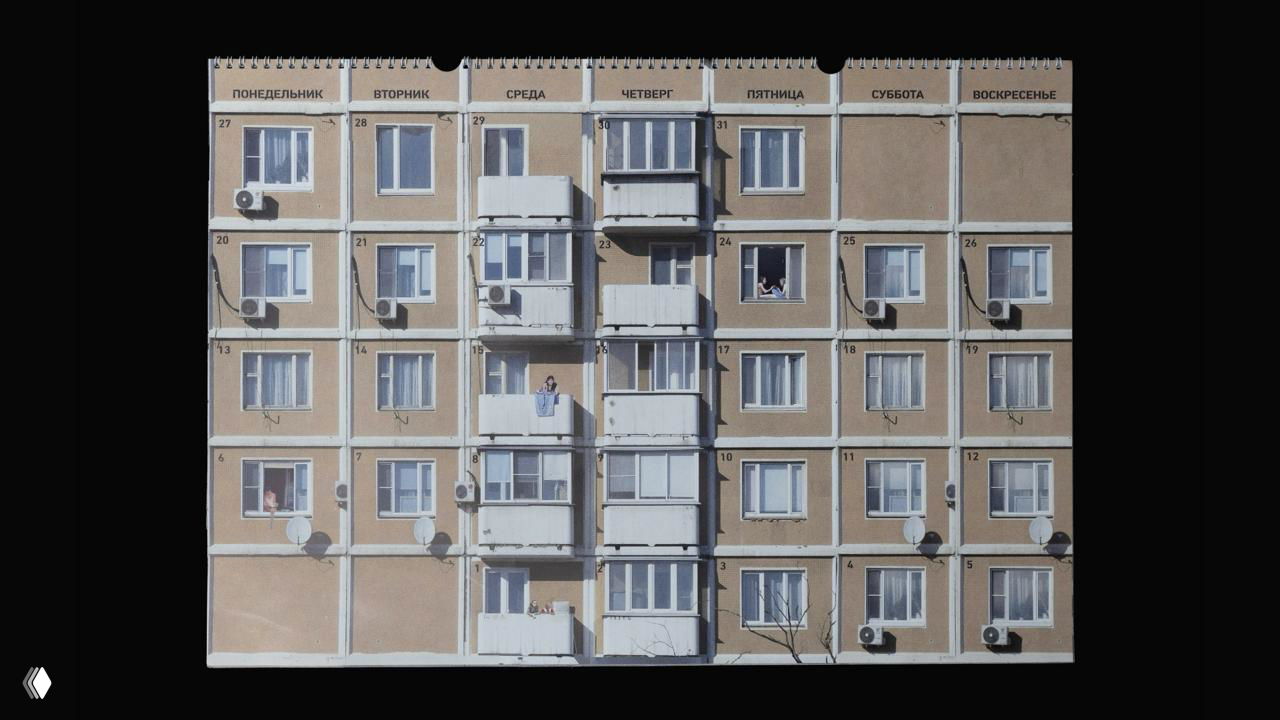 Широкая развёртка календаря: несколько панельных фасадов с балконами и отмеченными выходными, видна композиция разных месяцев