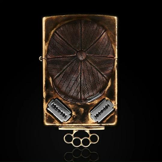 Крупный план металлической прямоугольной детали с текстурой и вставками для лезвий, бронзово-серебряная фактура, чёрный отражающий фон, показано крупным планом.