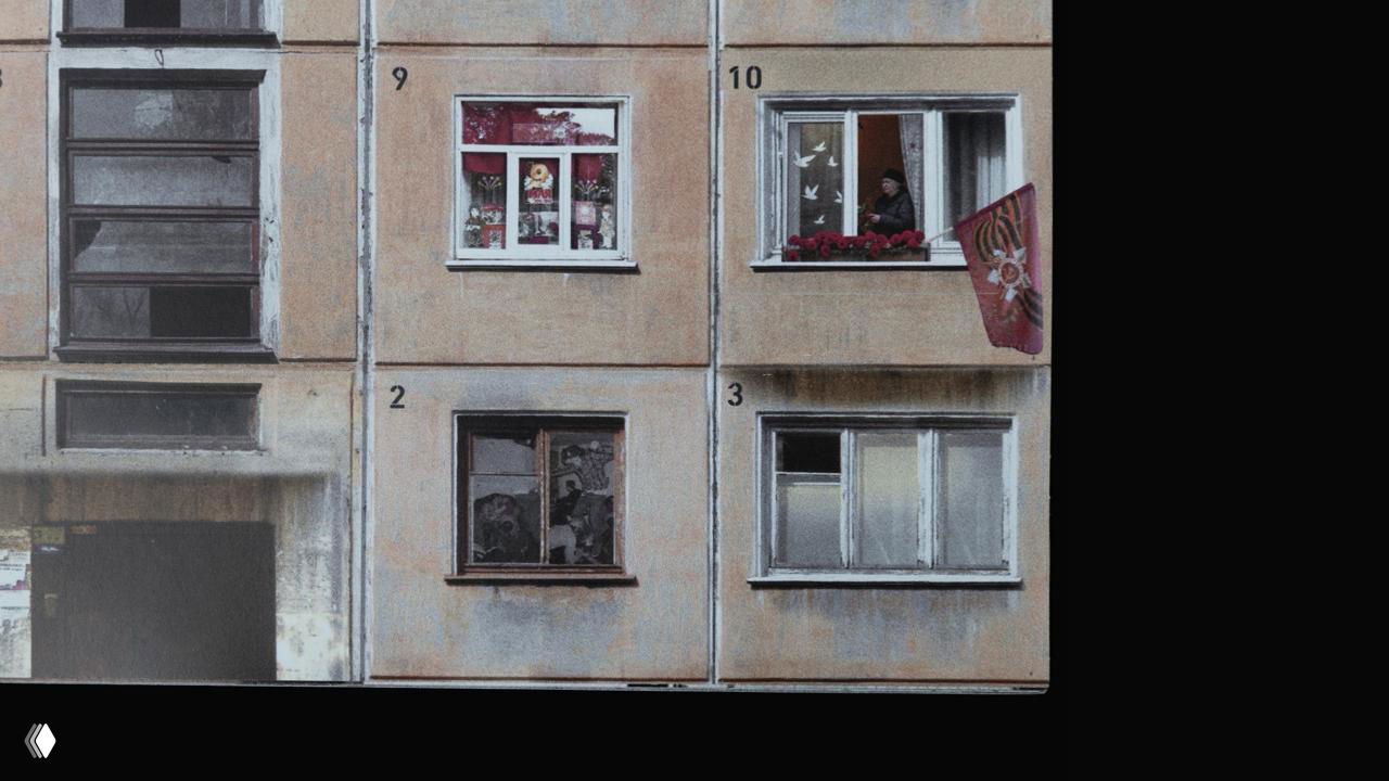 Фрагмент календаря с балконами, кондиционерами и миниатюрами людей в проёмах — детали, выделяющие праздничные и особые дни