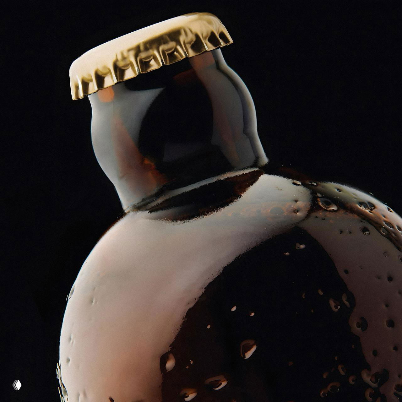 Фрагмент горлышка бутылки с необычной формой и золотистой коронковой крышкой, блики и рельефная поверхность подчёркивают тактильность дизайна