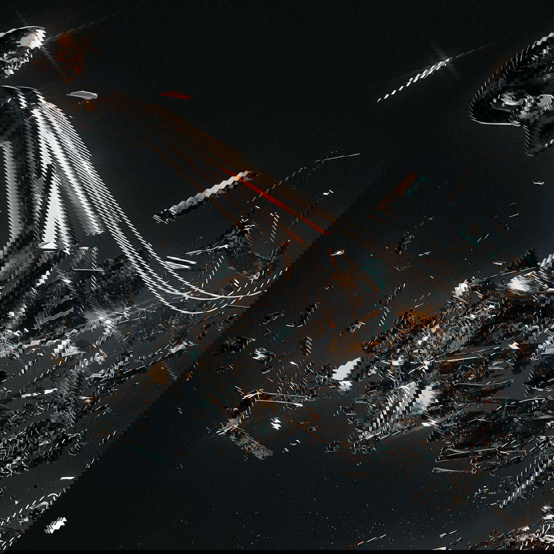 Фрагменты смычкового инструмента и его накладных деталей в подвешенном состоянии; много мелких осколков и текстурный контраст тёмного фона и светящихся элементов.