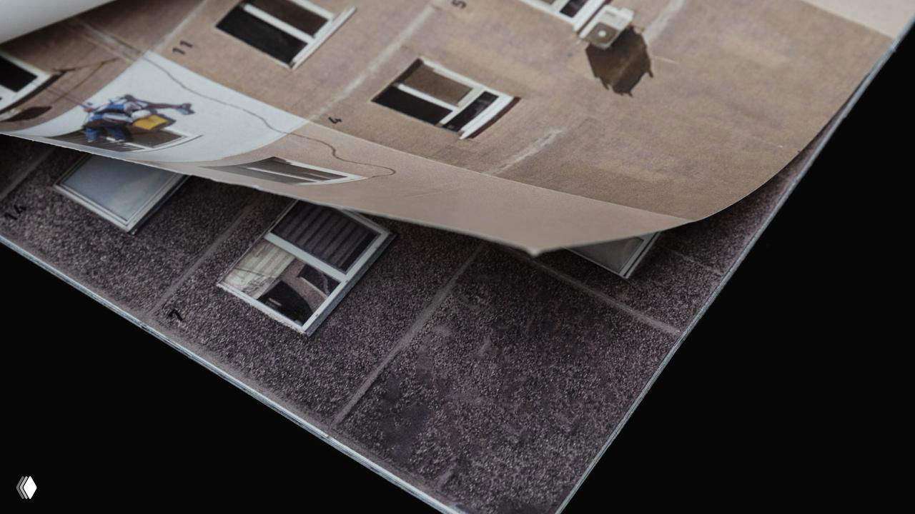 Крупный фрагмент с подписями дней недели сверху листа и окошками с датами, показаны переходы между цветовыми решениями месяцев