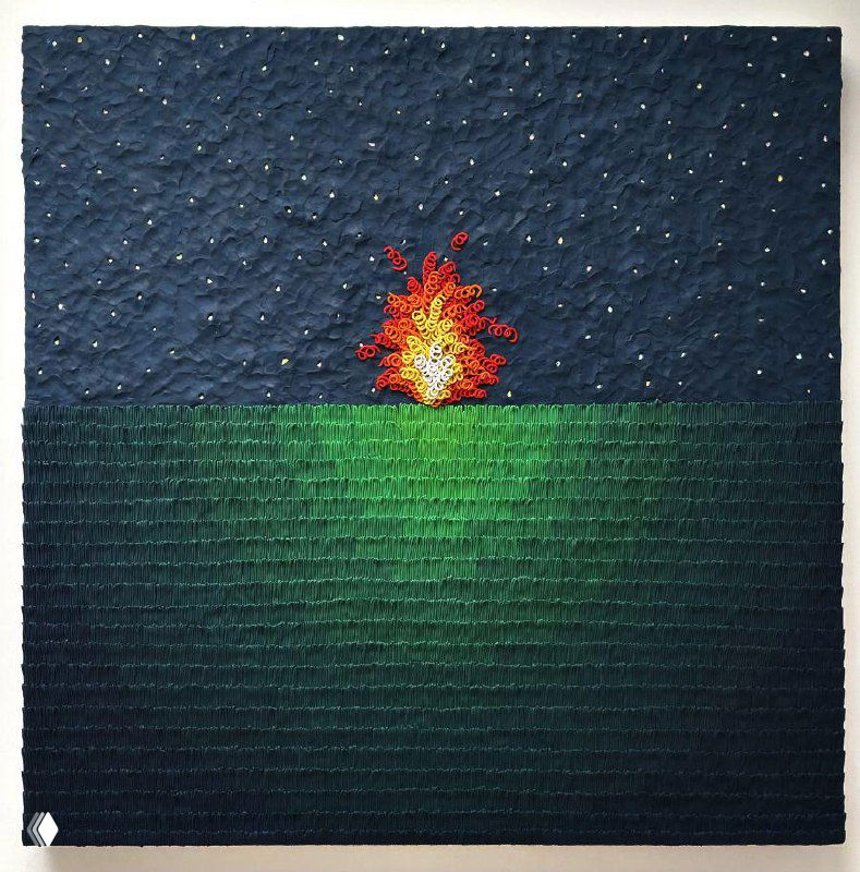 Ночная пластилиновая сцена: тёмное звездное небо, зелёное низкое поле и яркое красное пятно, явная фактура лепки видно крупным планом.