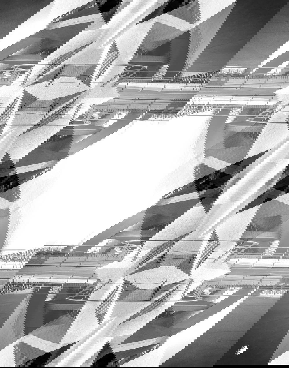 Симметричная чёрно‑белая композиция архитектурных форм: зеркально отражённая графика, арки и геометрические фрагменты.