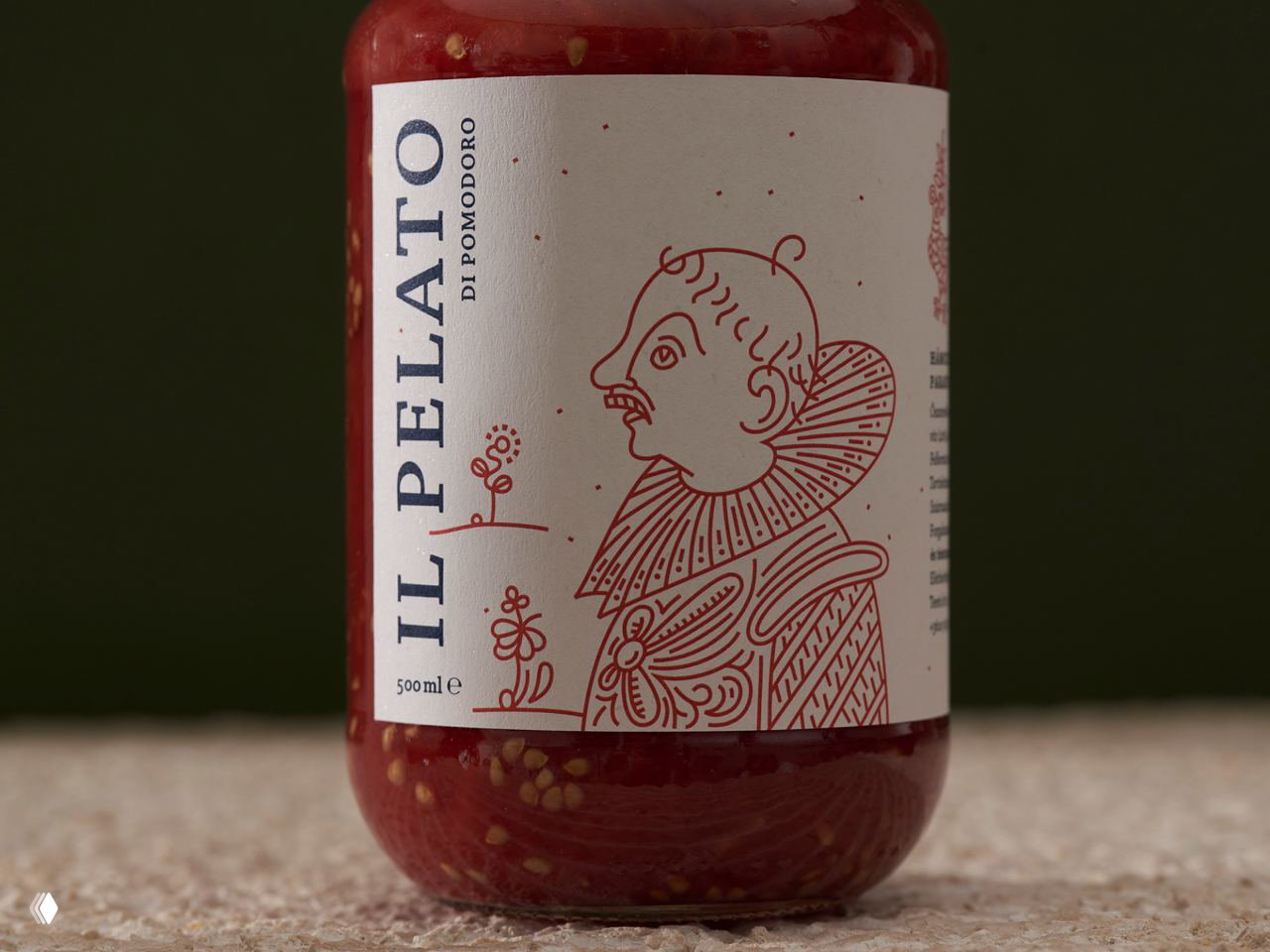 Крупный план стеклянной банки томатного соуса с этикеткой 'IL PELATO' и линейным портретом в псевдовинтажном стиле — серия продуктовых этикеток Buono.