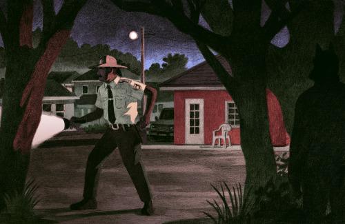 Полицейский с фонарём патрулирует ночью: тёплые и холодные тона, плотные тени и ощущение угрозы в тихом пригороде.