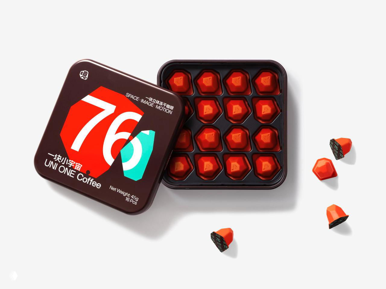 Открытая квадратная коробка с ячейками и красными капсулами Uni One; видно конструкцию, позволяющую легко доставать геометричные элементы