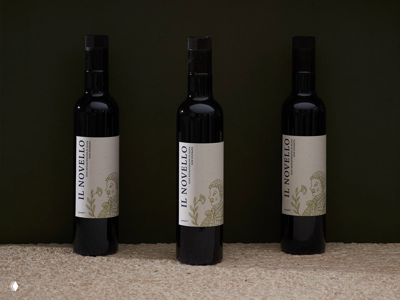 Три тёмные бутылки оливкового масла с минималистичными этикетками в винтажном стиле и растительной линейной графикой — упаковка масла Buono.