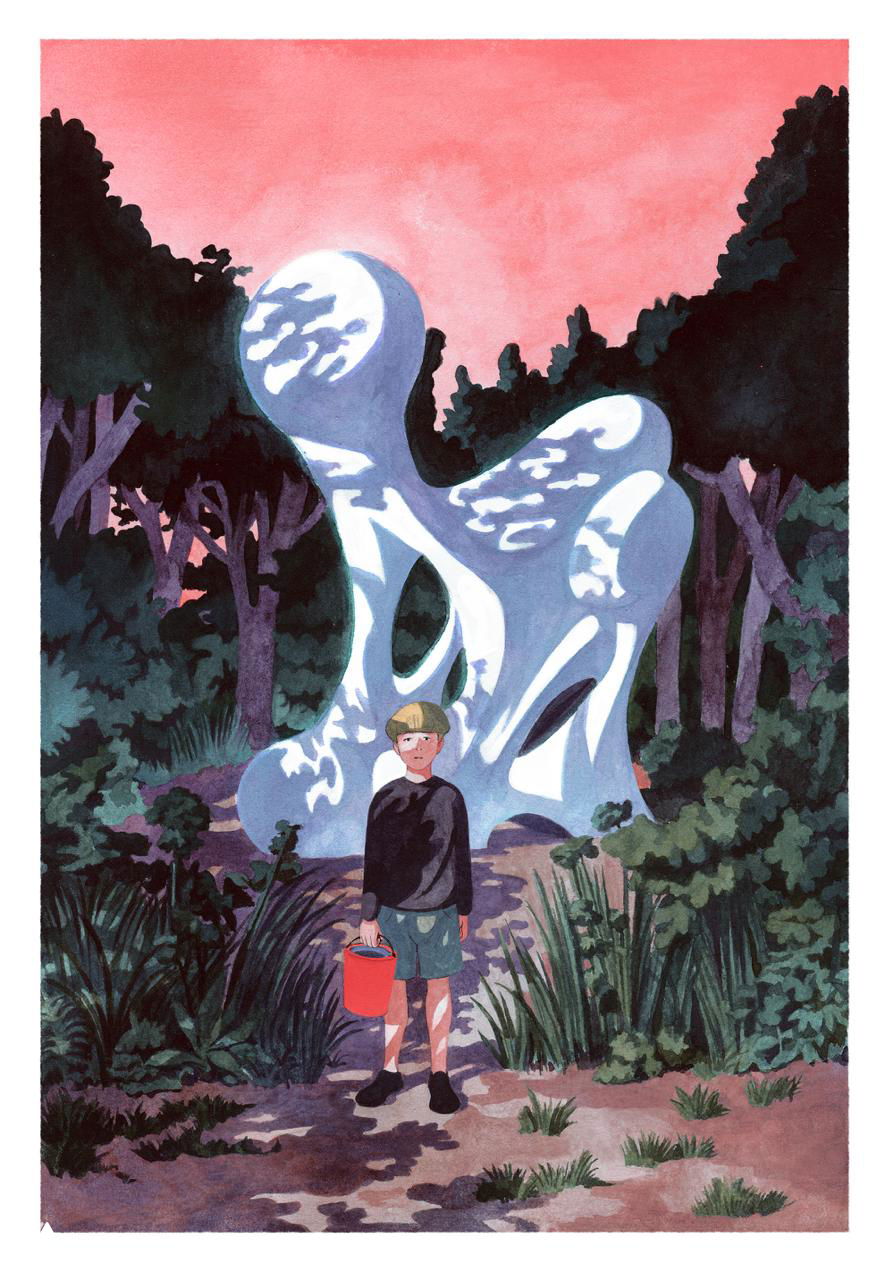 Мальчик с красным ведёрком на тропинке перед абстрактной светящейся скульптурой в лесу; контраст тёплого неба и холодного света.