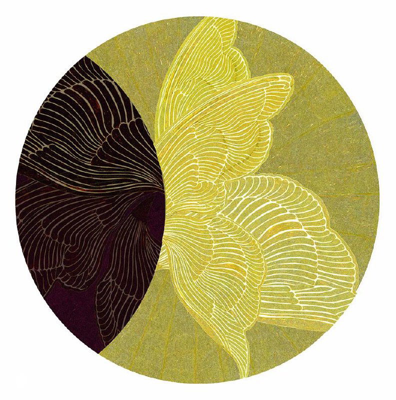 Круглая графическая иллюстрация с контрастной чёрно-золотой секцией и плавными белыми линиями, демонстрирующая игру света и тени в авторской технике.