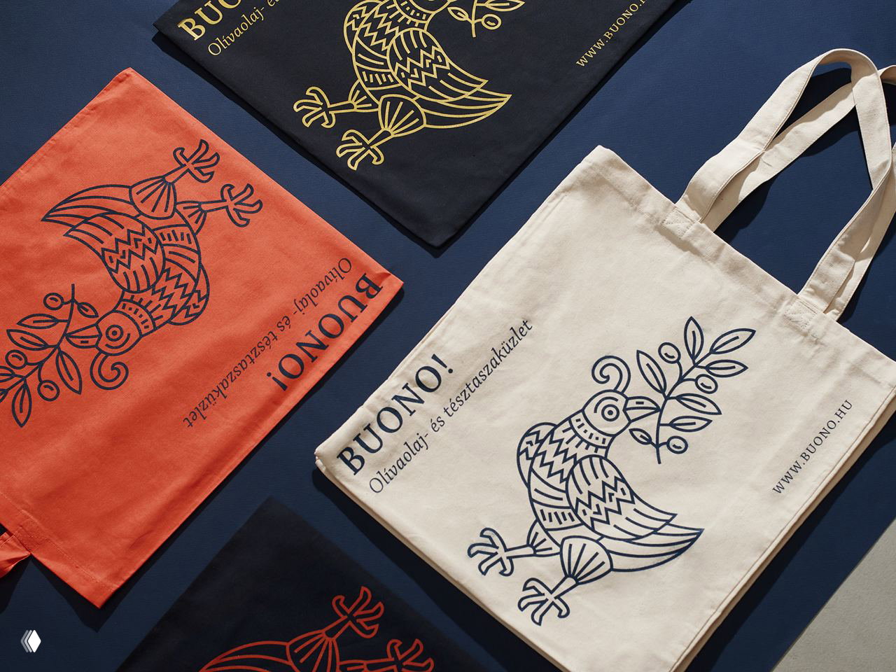 Несколько тканевых сумок разных цветов с крупной линейной иллюстрацией птицы и надписью BUONO! — фирменные мерч‑элементы бренда.